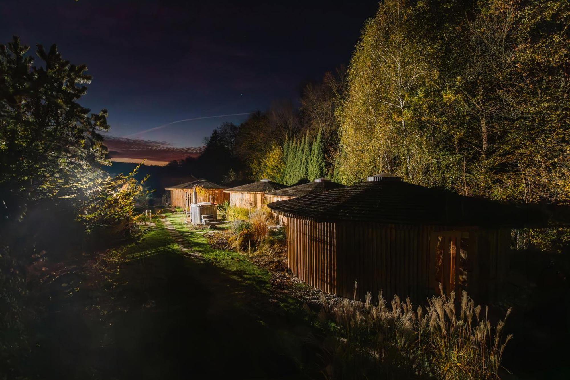 Glamp V Hluboke - Yurts And Wooden Houses Vsetín Exteriör bild
