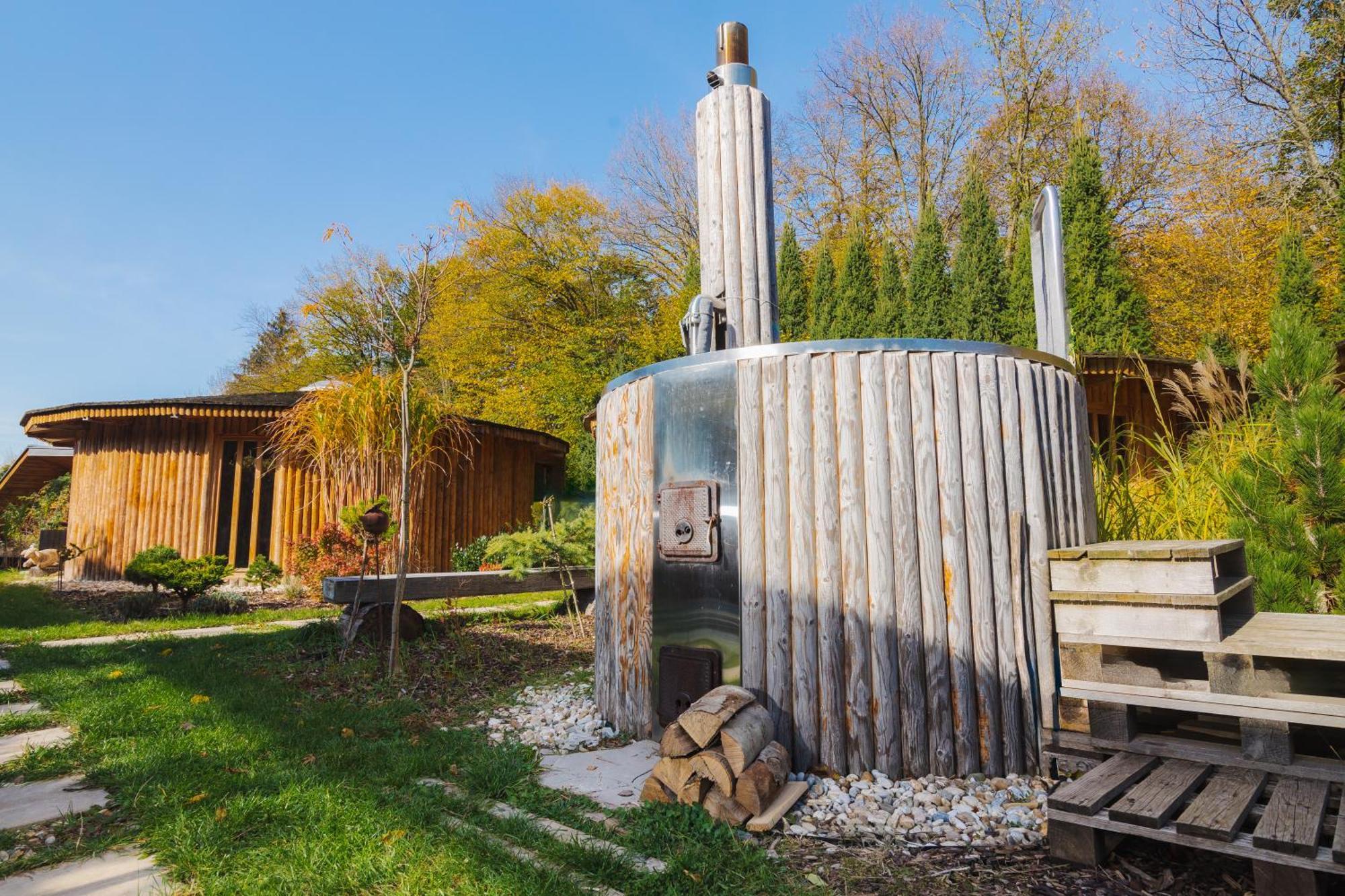 Glamp V Hluboke - Yurts And Wooden Houses Vsetín Exteriör bild